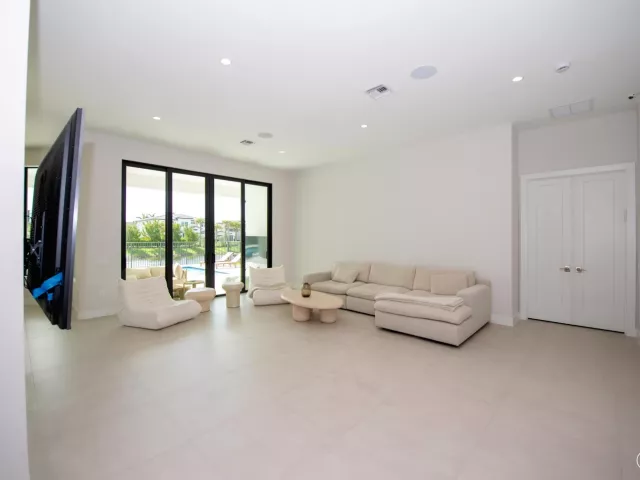 5-bedroom home for sale in Hollywood - 5746 Ashwood Circle W - MondialRealty
