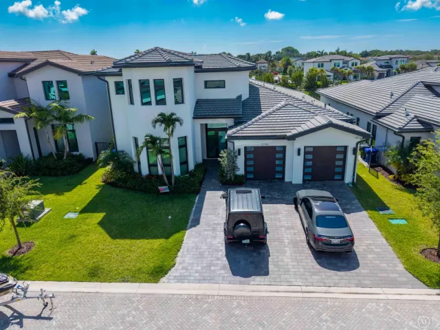 5-bedroom home for sale in Hollywood - 5746 Ashwood Circle W - MondialRealty