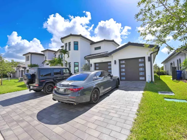 5-bedroom home for sale in Hollywood - 5746 Ashwood Circle W - MondialRealty