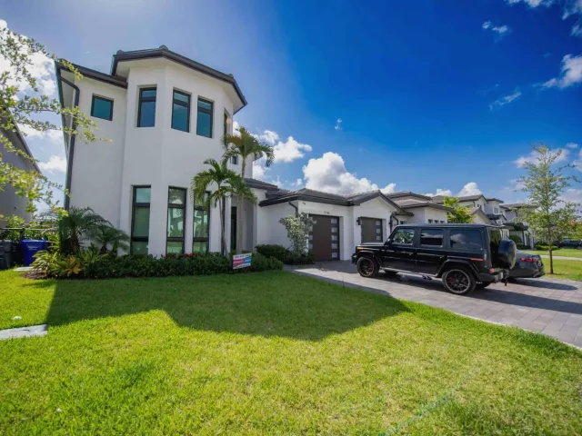 5-bedroom home for sale in Hollywood - 5746 Ashwood Circle W - MondialRealty