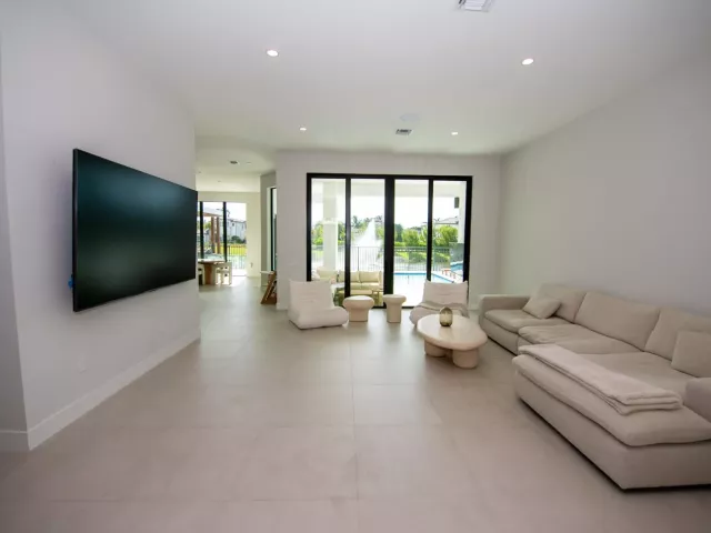 5-bedroom home for sale in Hollywood - 5746 Ashwood Circle W - MondialRealty