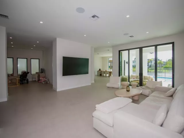 5-bedroom home for sale in Hollywood - 5746 Ashwood Circle W - MondialRealty