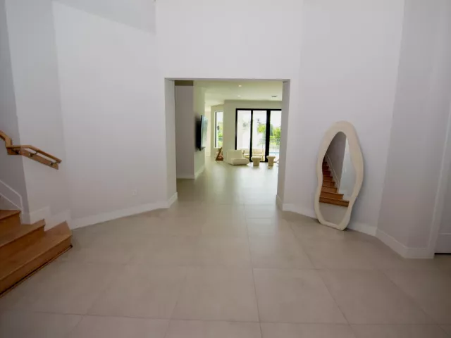 5-bedroom home for sale in Hollywood - 5746 Ashwood Circle W - MondialRealty