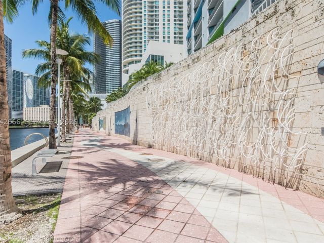 2-bedroom condo for rent in Miami - 325 S BISCAYNE BLVD 4222 - MondialRealty