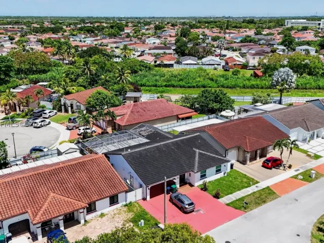 4-bedroom home for sale in Miami - 17401 SW 144th Ct - MondialRealty