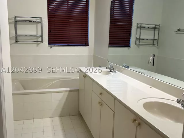 4-bedroom home for rent in Doral - 10861 NW 85th Ter - MondialRealty