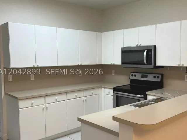 4-bedroom home for rent in Doral - 10861 NW 85th Ter - MondialRealty
