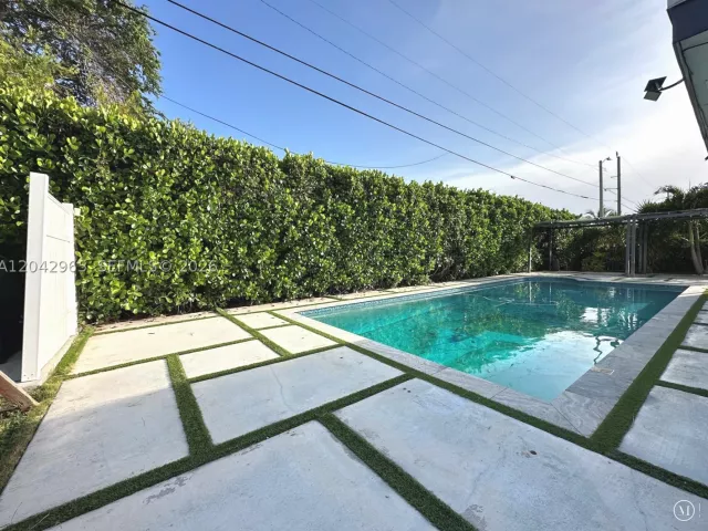 4-bedroom home for rent in Miami - 10010 SW 162nd St - MondialRealty
