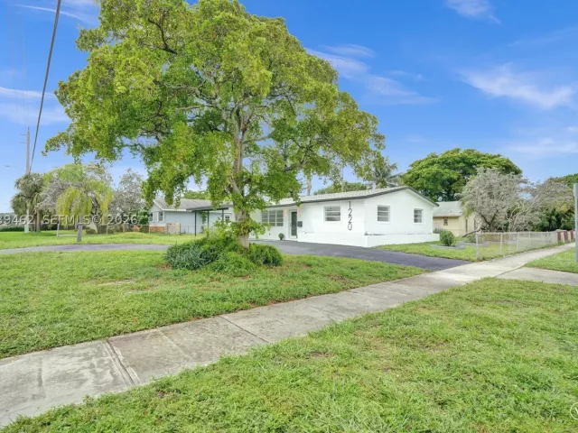 4-bedroom home for rent in Pompano Beach - 1220 NE 8 St - MondialRealty