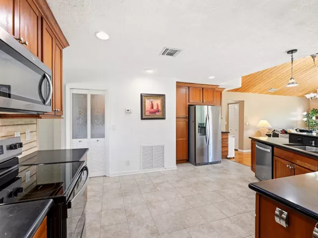 3-bedroom home for sale in Deerfield Beach - 1401 SW 28th Terrace - MondialRealty