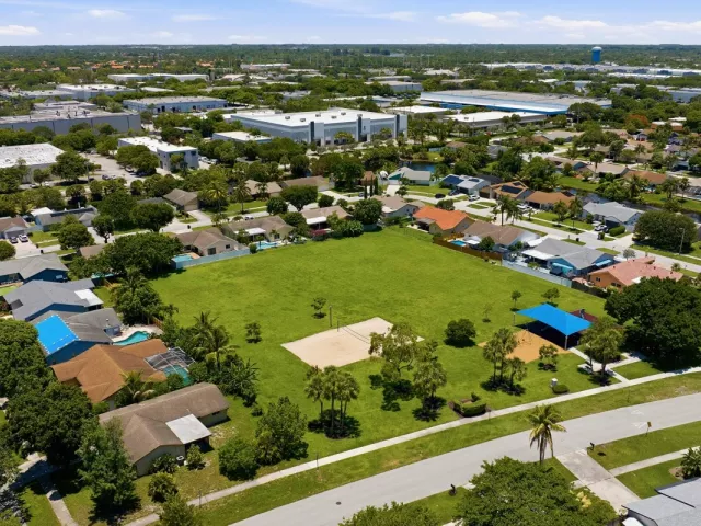 3-bedroom home for sale in Deerfield Beach - 1401 SW 28th Terrace - MondialRealty