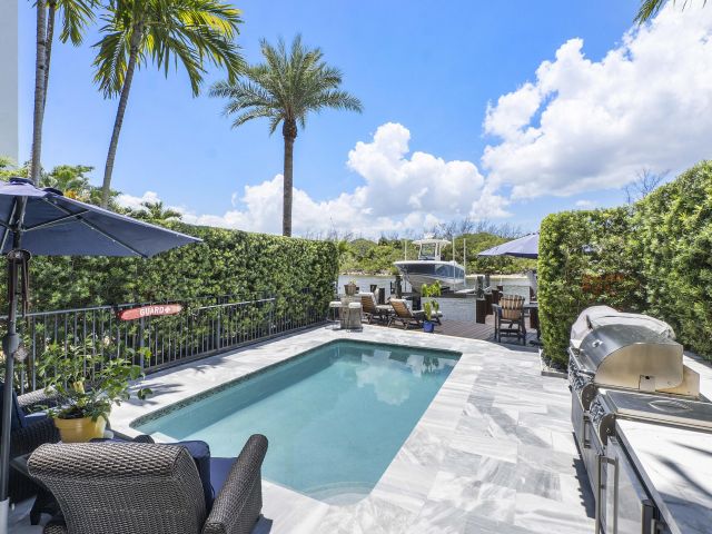 4-bedroom home for sale in Deerfield Beach - 449 NE 19th Avenue - MondialRealty