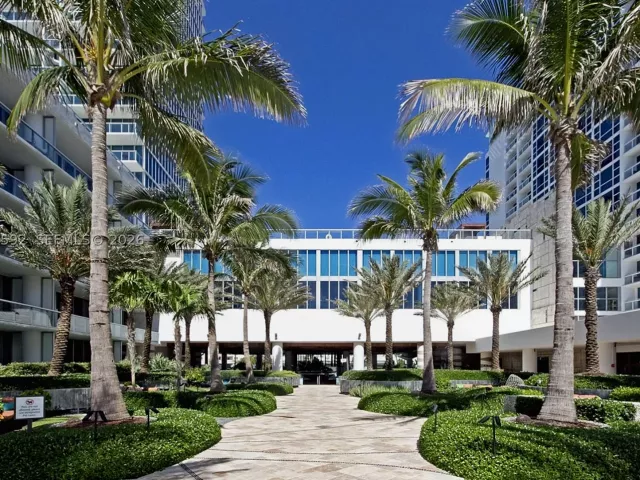 1-bedroom condo for sale in Miami Beach - 6801 Collins Ave 1101 - MondialRealty