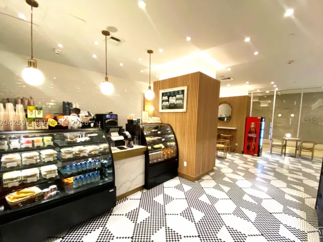 1-bedroom condo for sale in Miami Beach - 6801 Collins Ave 1101 - MondialRealty