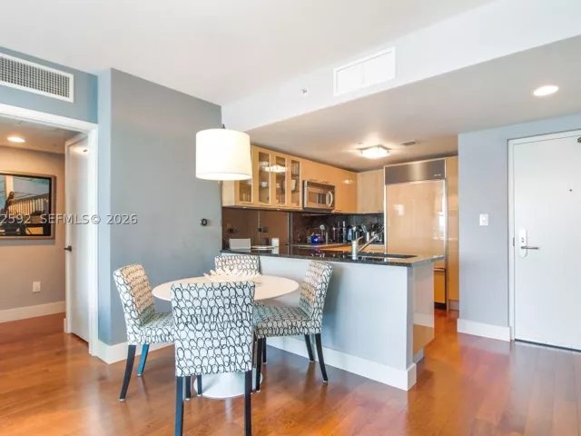 1-bedroom condo for sale in Miami Beach - 6801 Collins Ave 1101 - MondialRealty