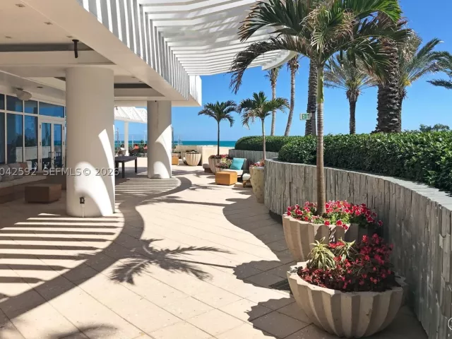 1-bedroom condo for sale in Miami Beach - 6801 Collins Ave 1101 - MondialRealty