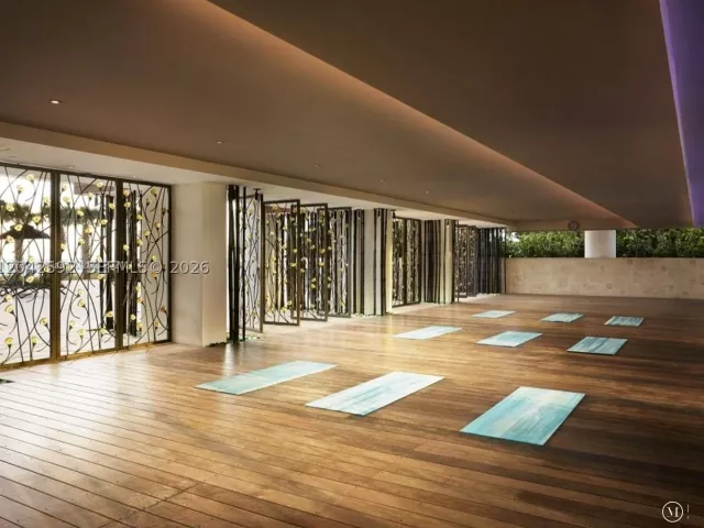 1-bedroom condo for sale in Miami Beach - 6801 Collins Ave 1101 - MondialRealty