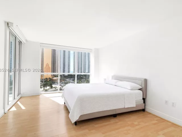2-bedroom condo for rent in Sunny Isles Beach - 16400 Collins Ave 942 - MondialRealty
