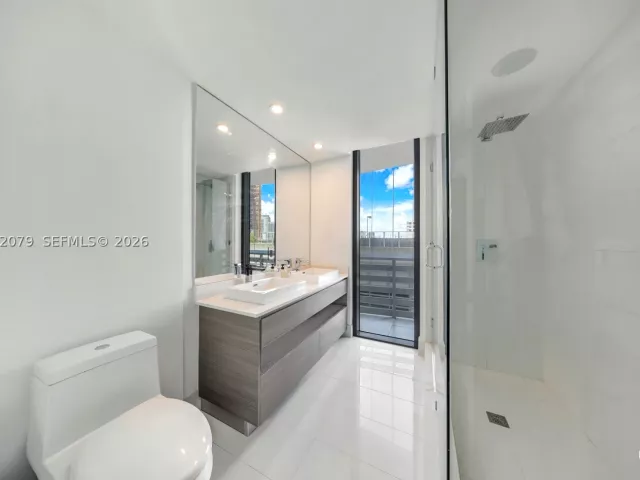 2-bedroom condo for sale in Miami - 460 NE 28th St 701 - MondialRealty