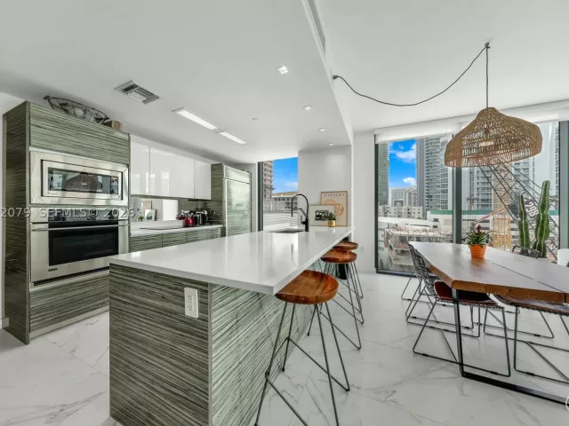 2-bedroom condo for sale in Miami - 460 NE 28th St 701 - MondialRealty