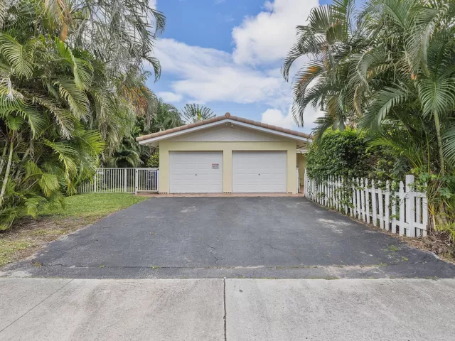 3-bedroom home for rent in Pompano Beach - 700 NE 26th Avenue - MondialRealty