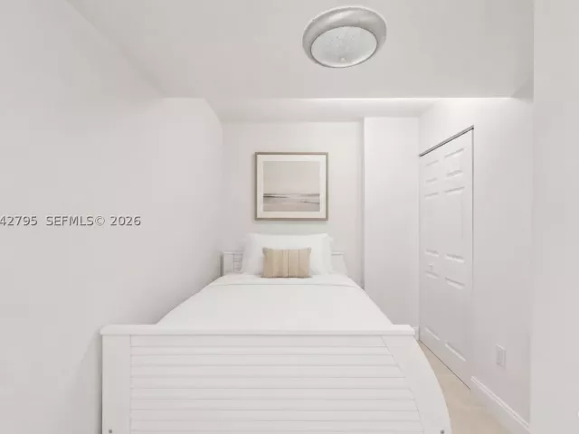 1-bedroom condo for sale in Hallandale Beach - 2030 S Ocean Dr 816 - MondialRealty
