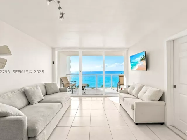 1-bedroom condo for sale in Hallandale Beach - 2030 S Ocean Dr 816 - MondialRealty