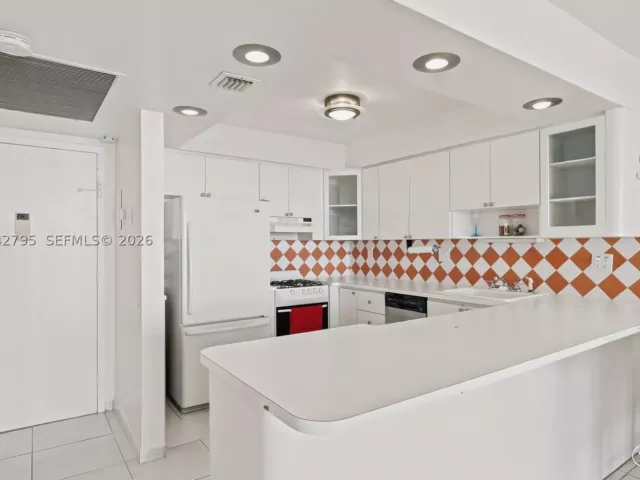 1-bedroom condo for sale in Hallandale Beach - 2030 S Ocean Dr 816 - MondialRealty