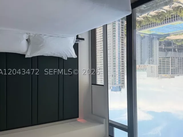 1-bedroom condo for sale in Miami - 20 NE 11th St 2409 - MondialRealty