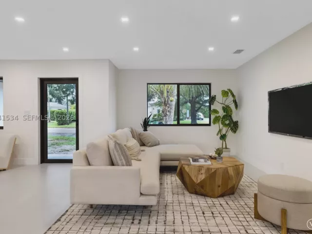 4-bedroom home for sale in Fort Lauderdale - 5718 NE 15th Ave - MondialRealty
