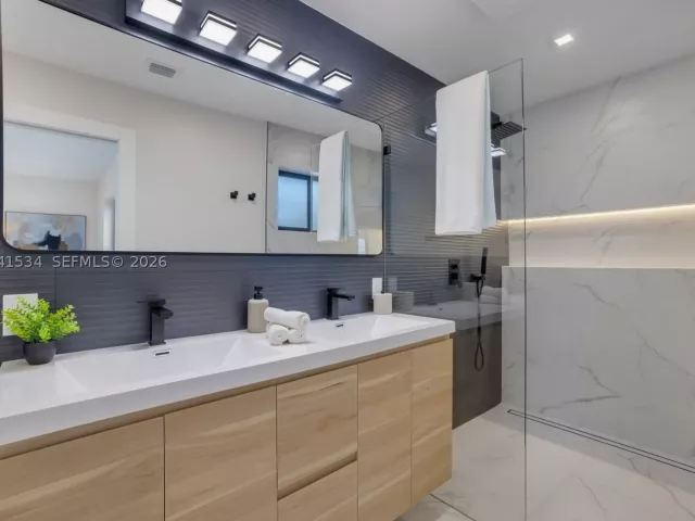 4-bedroom home for sale in Fort Lauderdale - 5718 NE 15th Ave - MondialRealty
