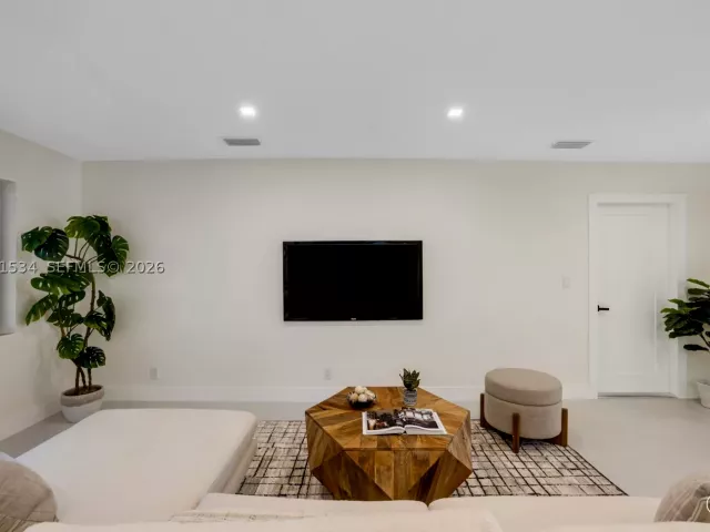 4-bedroom home for sale in Fort Lauderdale - 5718 NE 15th Ave - MondialRealty