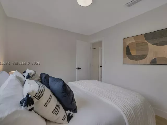 4-bedroom home for sale in Fort Lauderdale - 5718 NE 15th Ave - MondialRealty