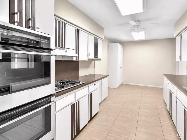 5-bedroom home for sale in Miami - 19321 NE 18th Place - MondialRealty