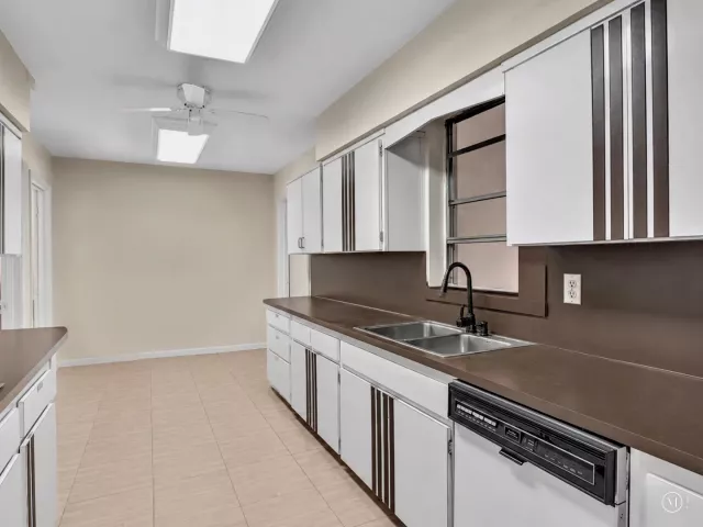 5-bedroom home for sale in Miami - 19321 NE 18th Place - MondialRealty