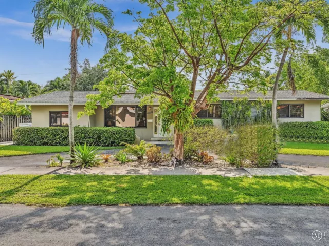 5-bedroom home for sale in Miami - 19321 NE 18th Place - MondialRealty