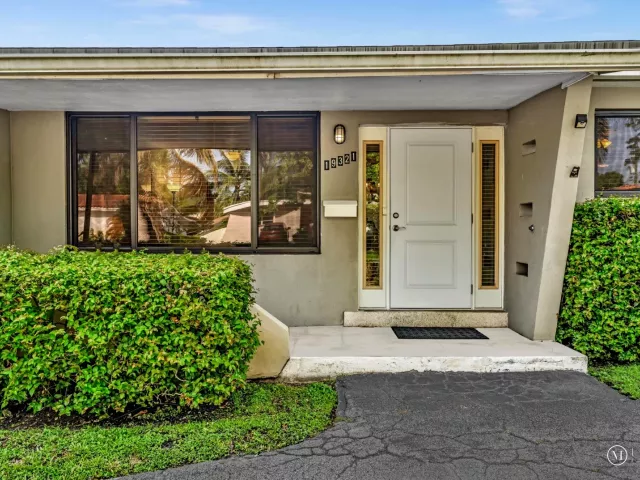 5-bedroom home for sale in Miami - 19321 NE 18th Place - MondialRealty