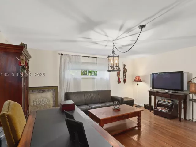 3-bedroom home for rent in Coral Gables - 6315 Maynada St - MondialRealty