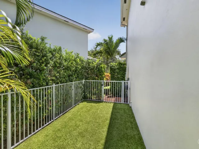 4-bedroom home for sale in Fort Lauderdale - 2021 SW 14th Terrace - MondialRealty