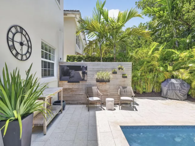 4-bedroom home for sale in Fort Lauderdale - 2021 SW 14th Terrace - MondialRealty