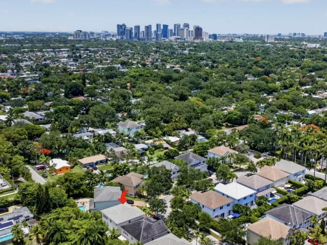 4-bedroom home for sale in Fort Lauderdale - 2021 SW 14th Terrace - MondialRealty