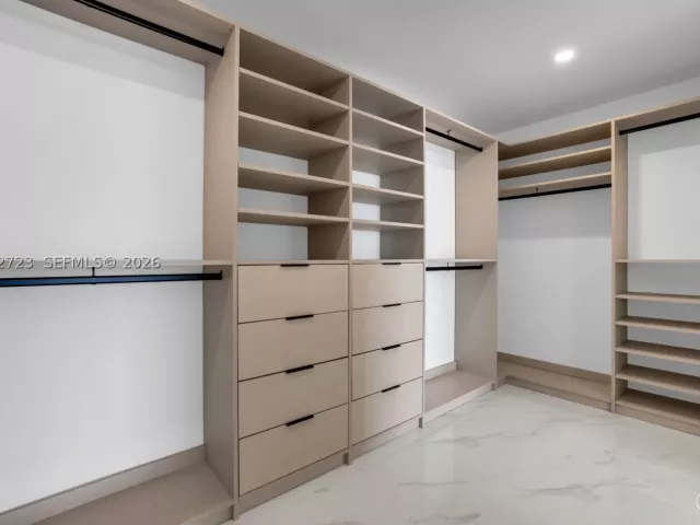 4-bedroom condo for sale in Miami - 700 NE 24th St 4702 - MondialRealty