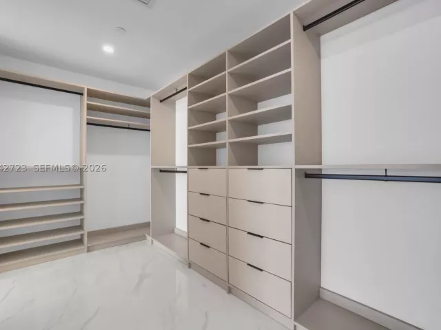 4-bedroom condo for sale in Miami - 700 NE 24th St 4702 - MondialRealty