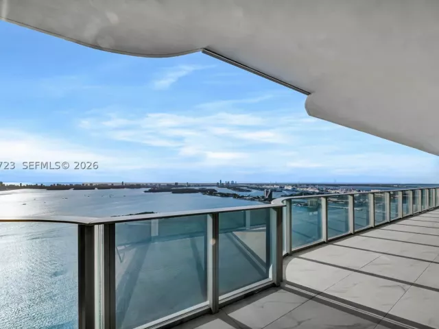 4-bedroom condo for sale in Miami - 700 NE 24th St 4702 - MondialRealty