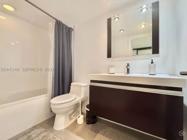 2-bedroom condo for rent in Hallandale Beach - 2030 S Ocean Dr 423 - MondialRealty