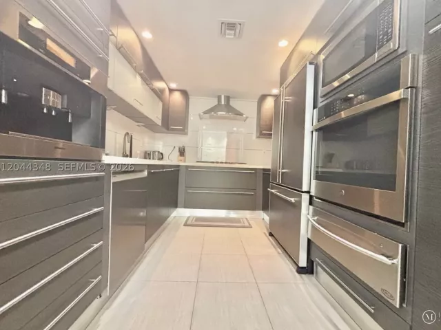 2-bedroom condo for rent in Hallandale Beach - 2030 S Ocean Dr 423 - MondialRealty