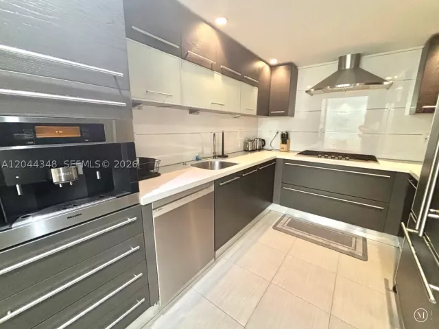 2-bedroom condo for rent in Hallandale Beach - 2030 S Ocean Dr 423 - MondialRealty