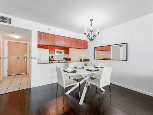 1-bedroom condo for sale in Miami - 1200 Brickell Bay Dr 3614 - MondialRealty