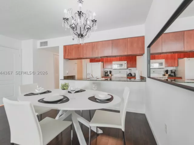 1-bedroom condo for sale in Miami - 1200 Brickell Bay Dr 3614 - MondialRealty