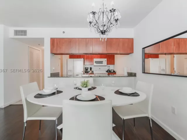 1-bedroom condo for sale in Miami - 1200 Brickell Bay Dr 3614 - MondialRealty